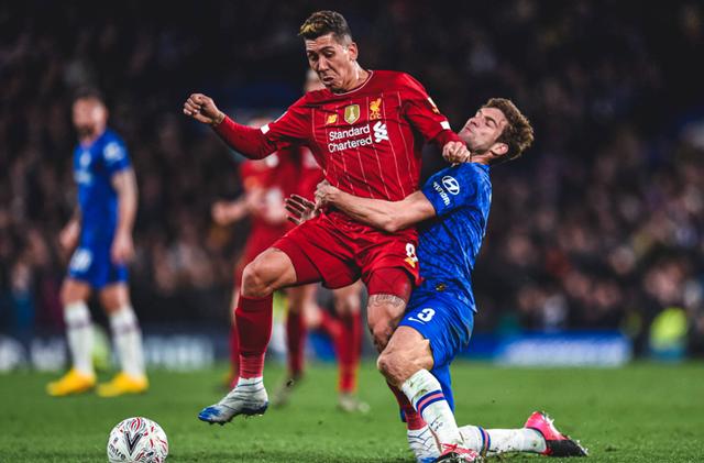 宋凯出席中国体育美术作品展览，与奥运冠军金牌合影