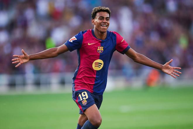 球员受伤倒地，全队围上去